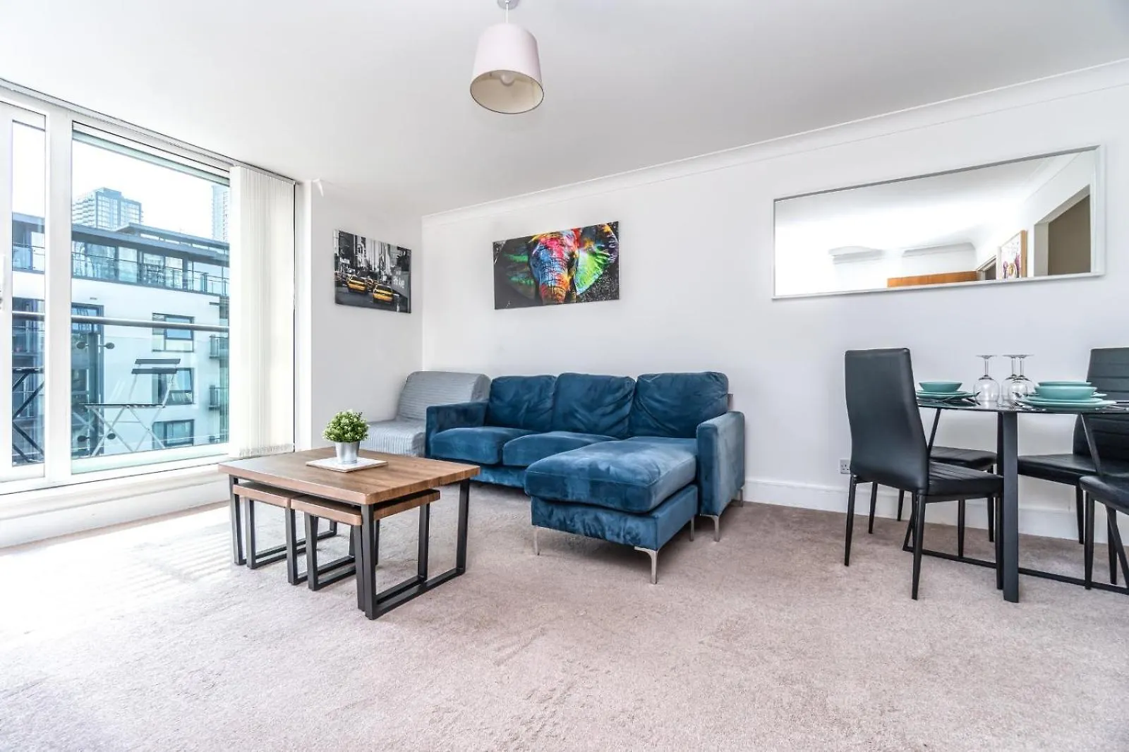 Luxury Apartment In Canary Wharf London